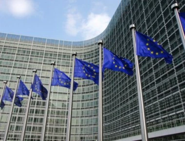 Η Κομισιόν προειδοποιεί με... «κίτρινη κάρτα» την Αθήνα για τις καθυστερήσεις στις μεταρρυθμίσεις